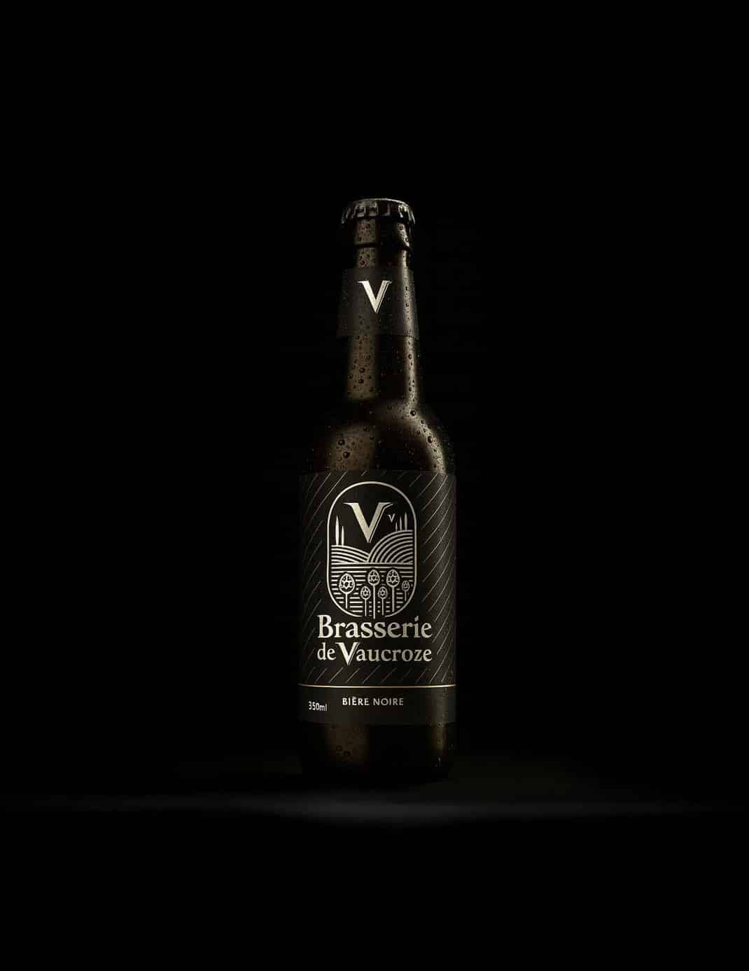 Photo des bouteilles de bière Brasserie de Vaucroze que Creative Raccoon a créé - graphisme du packaging, création des étiquettes